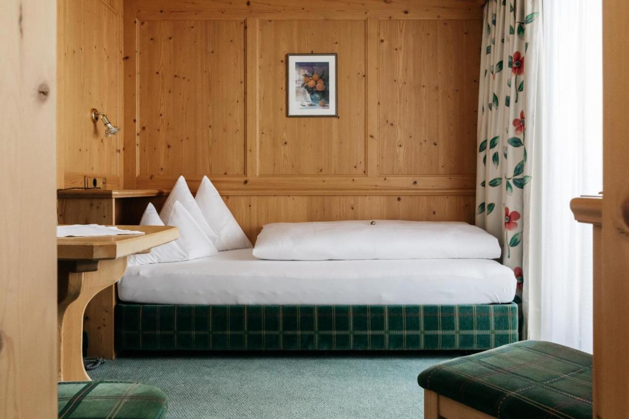 Hotel Kristall เลคอัมอาร์ลแบร์ก ภายนอก รูปภาพ